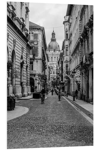 Bilde på skumplate Budapest - view into an alley with church tower