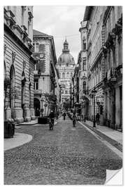 Selvklæbende plakat Budapest - view into an alley with church tower