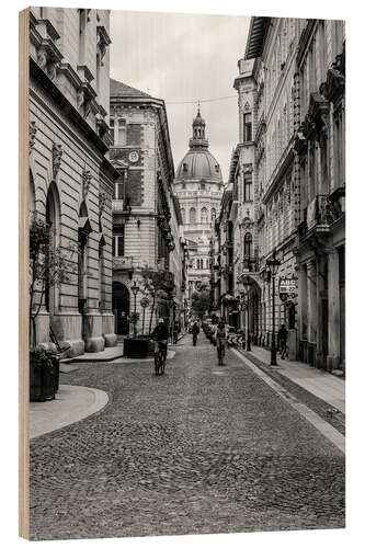 Holzbild Budapest - Blick in eine Gasse mit Kirchturm