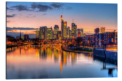 Alubild Skyline Frankfurt bei Sonnenuntergang spiegelt sich im Main