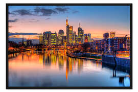 Gerahmter Kunstdruck Skyline Frankfurt bei Sonnenuntergang spiegelt sich im Main