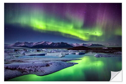 Självhäftande poster Iceland: Aurora Borealis above the glacier lagoon