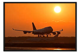 Gerahmter Kunstdruck Landung einer Beoing B747-400 im Sonnenuntergang