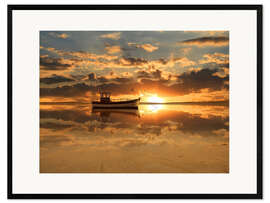 Impressão artística com moldura The fishing boat in the sunset