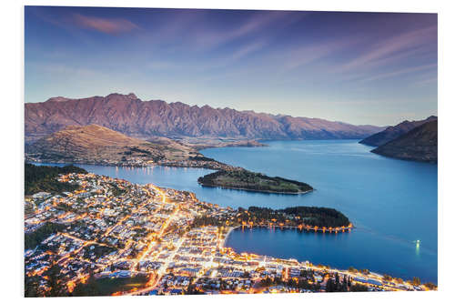 Quadro em PVC Queenstown illuminated at dusk and lake Wakatipu, Otago, New Zealand