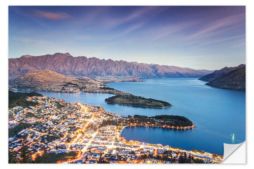 Wandsticker Queenstown in der Dämmerung und Lake Wakatipu, Otago, Neuseeland beleuchtet