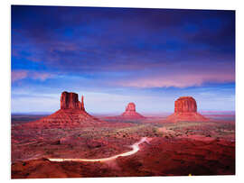 Hartschaumbild Panorama des Monument Valley nach Sonnenuntergang, Utah, USA.