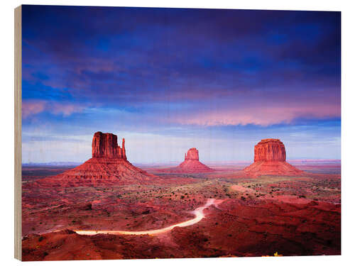 Trebilde Panorama of Monument Valley at dusk after sunset, Utah, USA