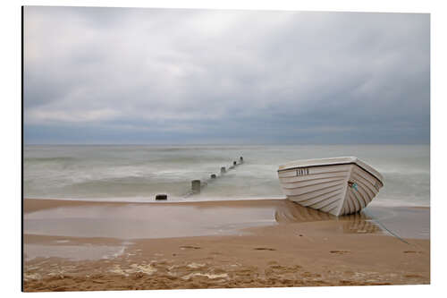 Tableau en aluminium Bateau de pêcheur sur une plage de la mer Baltique