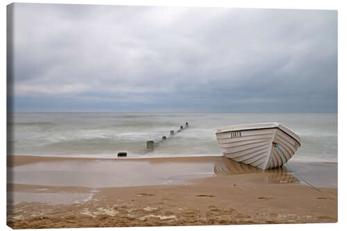 Leinwandbild Fischerboot am Ostseestrand