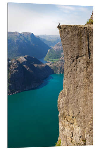 Tableau en plexi-alu Homme assis au bord de la falaise à Preikestolen