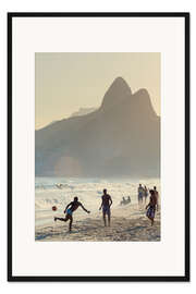 Gerahmter Kunstdruck Fußball am Strand von Ipanema, Brasilien