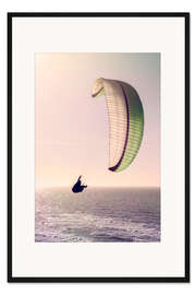 Gerahmter Kunstdruck Gleitschirmfliegen über der See