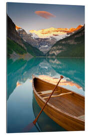 Quadro em plexi-alumínio Canoe on Lake Louise at sunrise