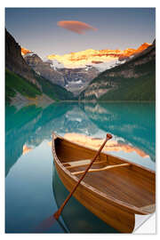 Selvklæbende plakat Canoe on Lake Louise at sunrise