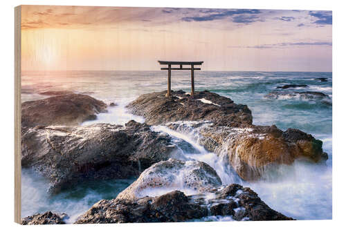 Tableau en bois Torii japonais près de la plage