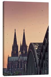 Tableau sur toile Ciel rose et oiseaux sur la cathédrale de Cologne - euregiophoto
