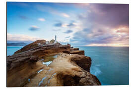 Tableau en aluminium Lighthouse and sea at sunrise on the coast of New Zealand