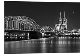 Aluminiumtavla Cologne Cathedral and Hohenzollern Bridge at night (b / w)