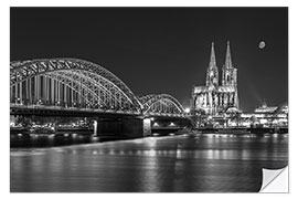 Selvklæbende plakat Cologne Cathedral and Hohenzollern Bridge at night (b / w)