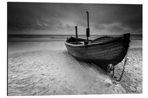 Alubild Fischerboot am Strand monochrome