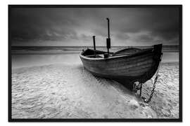 Gerahmter Kunstdruck Fischerboot am Strand monochrome