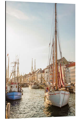 Aluminiumsbilde Gammel seilbåt i kveldslys i Nyhavn i København, Danmark