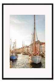 Gerahmter Kunstdruck Altes Segelboot im Abendlicht in Nyhavn in Kopenhagen. Dänemark