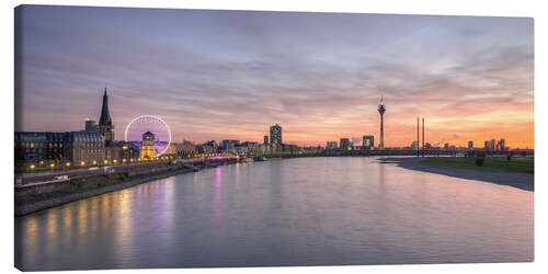 Leinwandbild Düsseldorf Skyline bei feuerrotem Sonnenuntergang