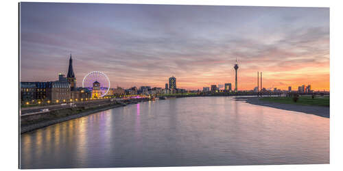 Quadro em plexi-alumínio Dusseldorf Skyline at blazing red sunset