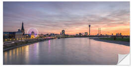 Wandsticker Düsseldorf Skyline bei feuerrotem Sonnenuntergang