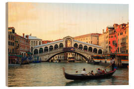 Quadro de madeira Rialto bridge at sunset with gondola, Venice, Italy