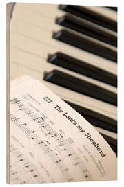 Stampa su legno Sheet music on piano keyboard