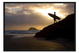 Gerahmter Kunstdruck Surfer am Strand von Muriwai