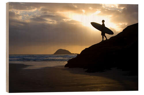 Holzbild Surfer am Strand von Muriwai