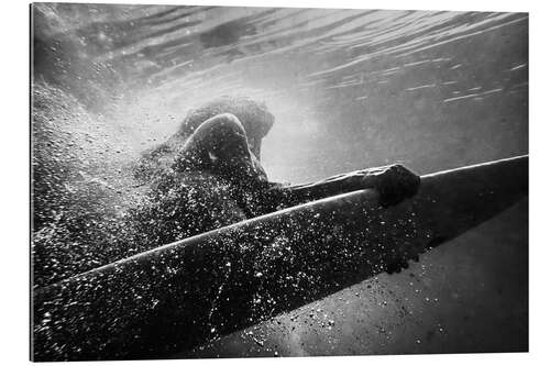 Galleriataulu Woman on surfboard underwater