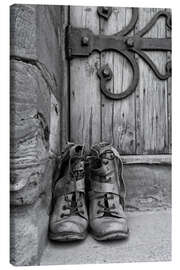 Leinwandbild  Abgenutzte Stiefel vor einer Tür - John Short