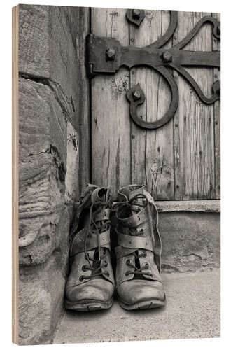 Quadro de madeira Worn boots before a door