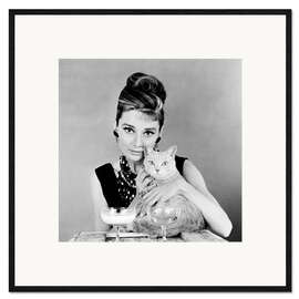 Impresión de arte enmarcada Breakfast at Tiffany's - Audrey with Cat