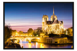 Gerahmter Kunstdruck Kathedrale Notre-Dame de Paris an der Seine, in der Nacht beleuchtet