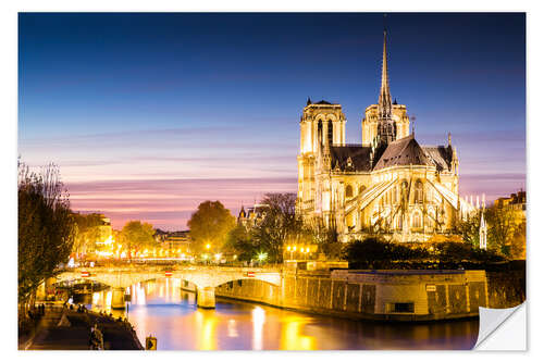 Selvklebende plakat Notre Dame katedral ved elven Seine, opplyst om natten