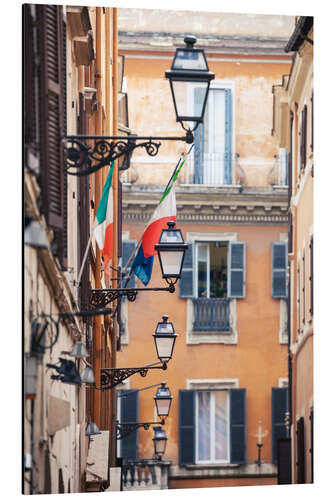 Cuadro de aluminio Street in the centre of old town with italian flags, Rome, Italy