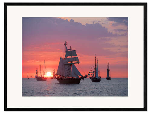 Impresión de arte enmarcada Sailing ships on the Baltic Sea in the evening