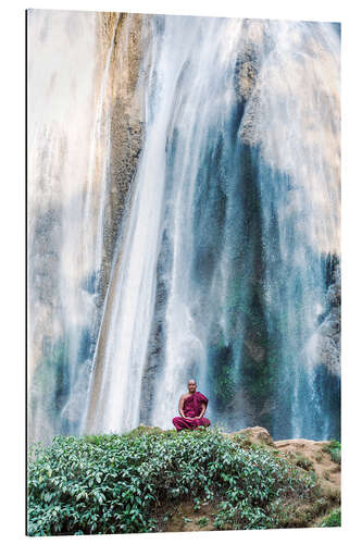 Tableau en plexi-alu Moine méditant devant une cascade