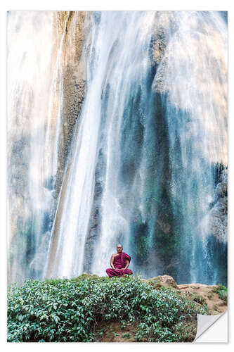 Selvklæbende plakat Monk meditating at a waterfall