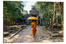 Aluminiumsbilde Monk with umbrella walking in Angkor Wat temple, Cambodia