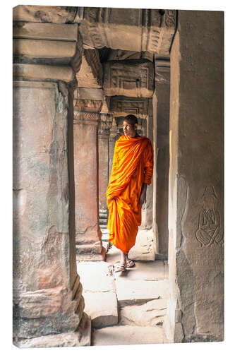 Leinwandbild Mönch, der im Inneren Agkor Wat Tempel, Kambodscha