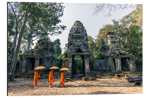 Aluminiumsbilde Monks with umbrellas inside Angkor Wat temples, Cambodia