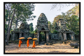 Gerahmter Kunstdruck Mönche mit Regenschirmen innerhalb Angkor Wat Tempel, Kambodscha