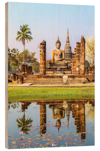 Trätavla Wat Mahathat buddhist temple reflected in pond, Sukhothai, Thailand